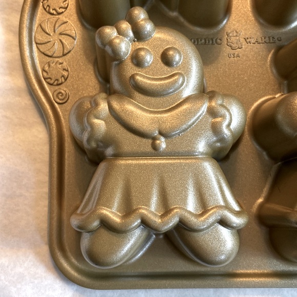 Nordic Ware Gingerbread Kids Cakelet Pan - Picture 4 of 11